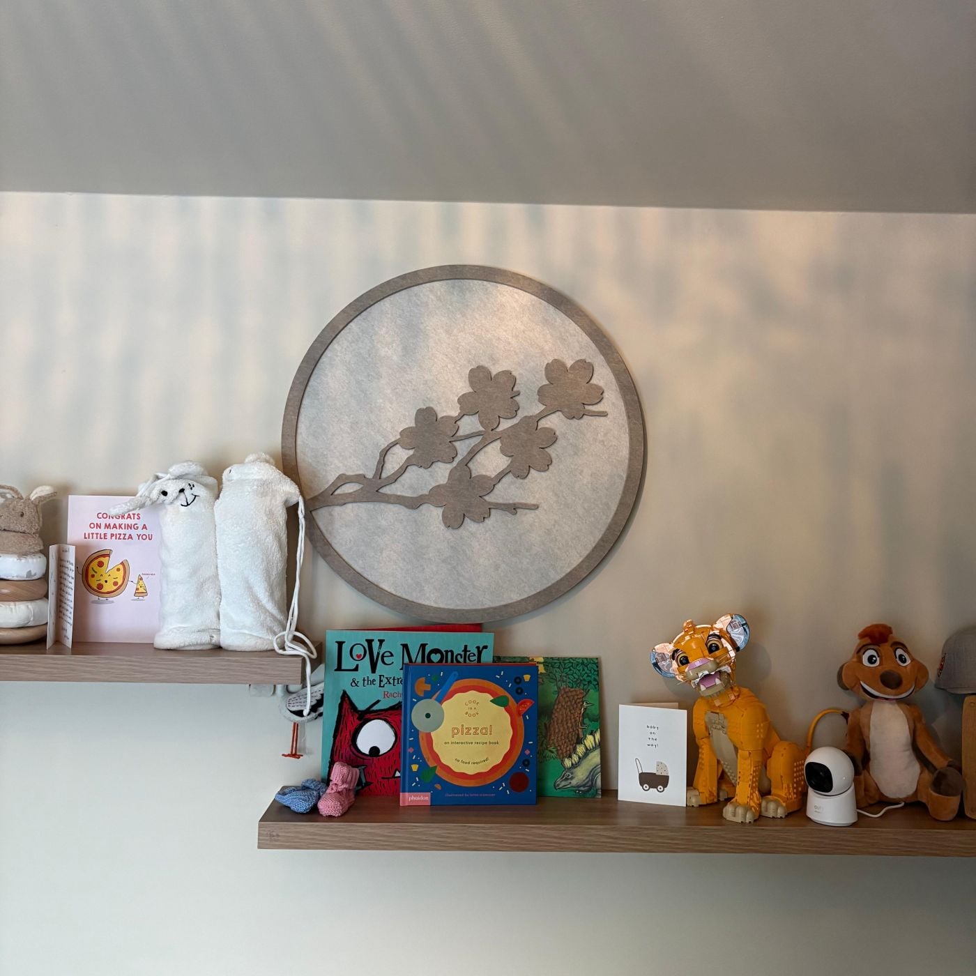 Circle Art Blossom rond akoestisch wandpaneel in een kinderkamer